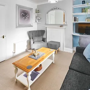 https://cosy-bright-apartment-moments-from-the-sea.brighton-hotels-england.com